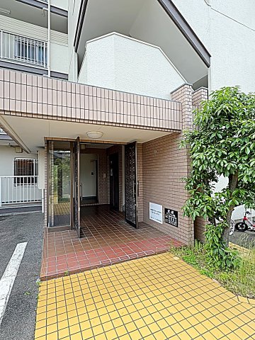 25/27 エントランス