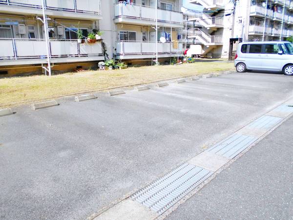 16/16 駐車場