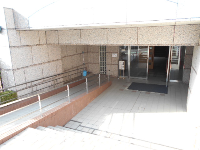 23/30 エントランス