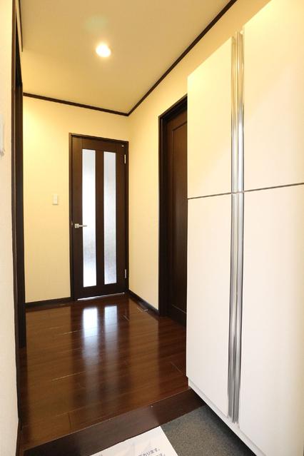 23/27 エントランス