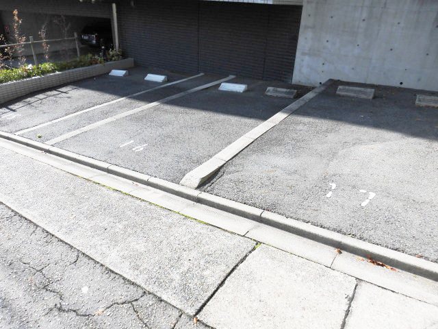 22/28 駐車場