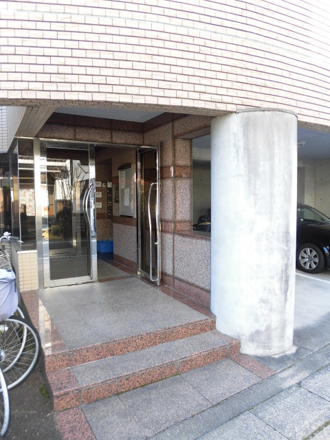 18/28 エントランス