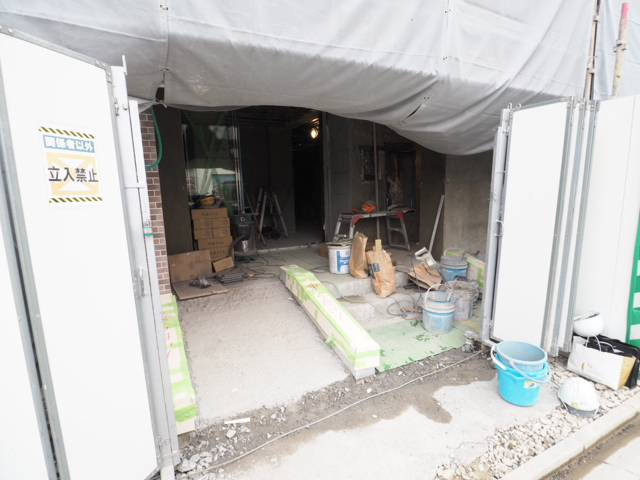 22/27 エントランス