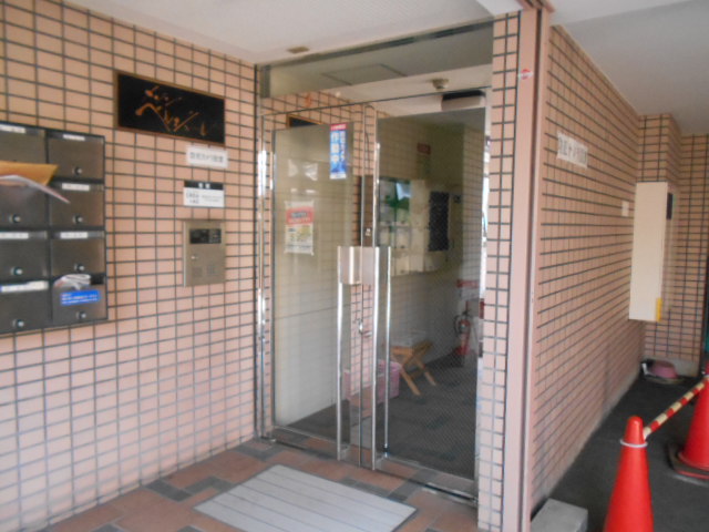 18/28 エントランス
