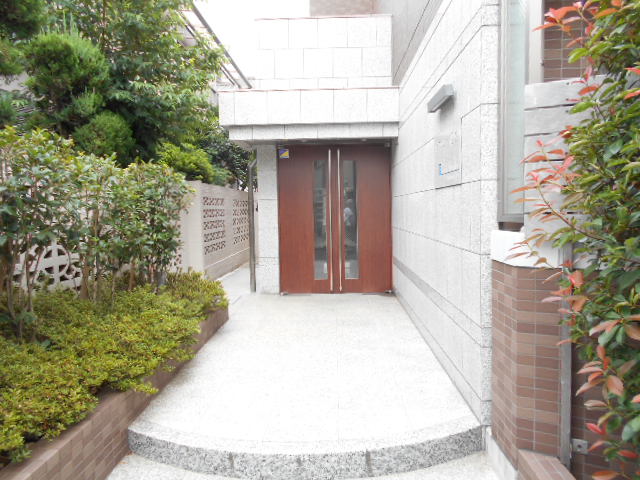 21/30 エントランス