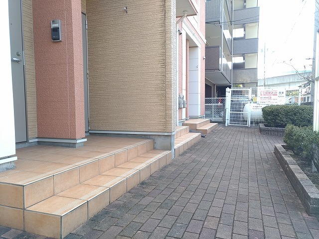 19/23 エントランス