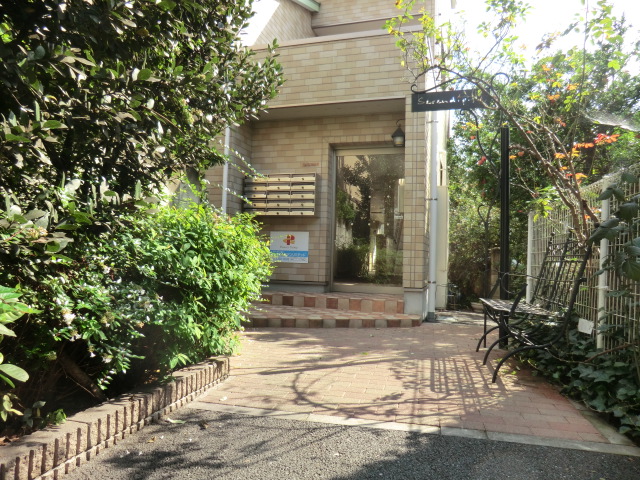 22/28 エントランス