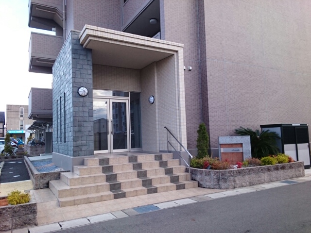 13/22 エントランス