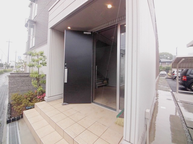 27/30 エントランス