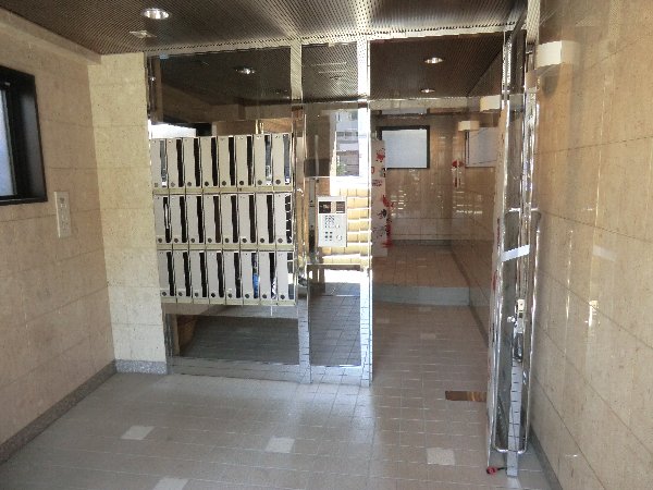 21/30 エントランス