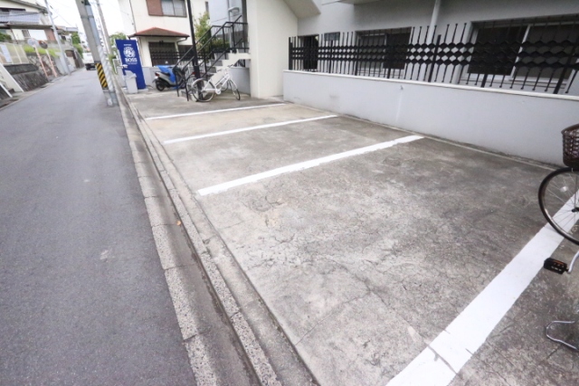27/30 駐車場