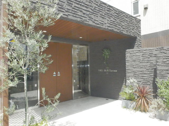 22/27 エントランス