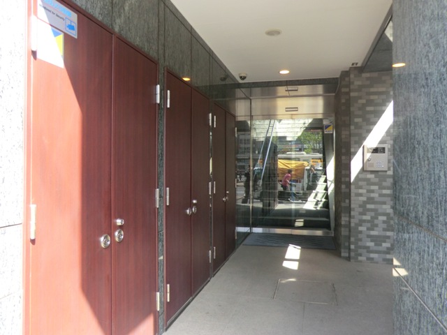 19/27 エントランス