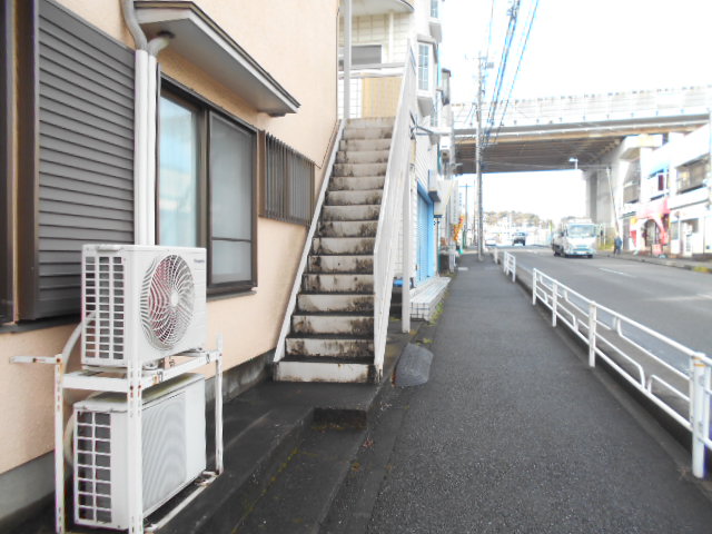 23/27 エントランス