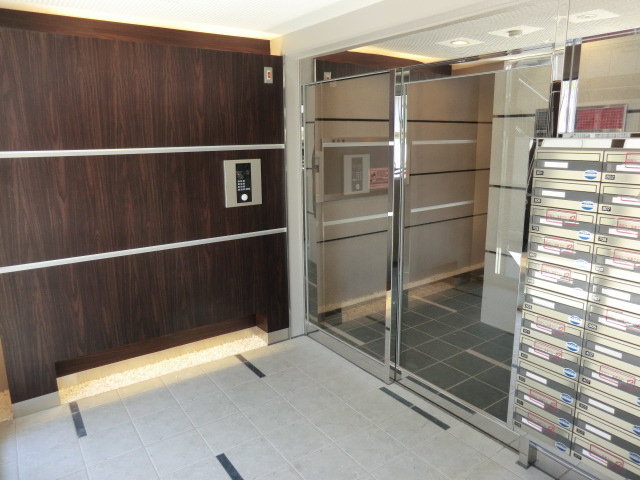 22/28 エントランス