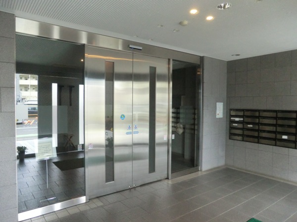 22/28 エントランス