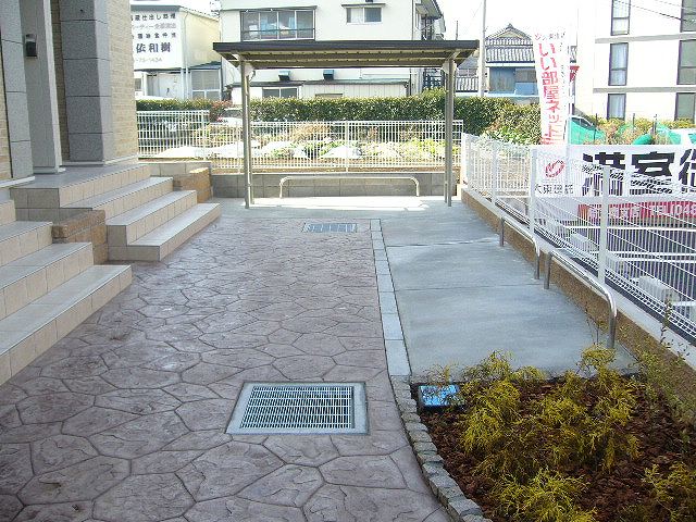 16/23 エントランス