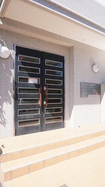 19/27 エントランス