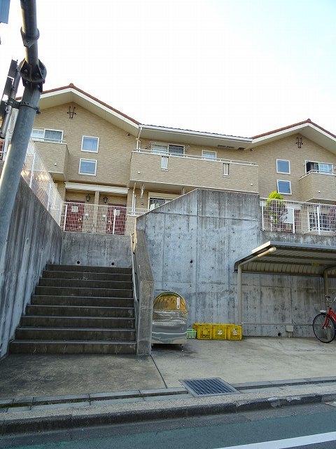 18/25 エントランス