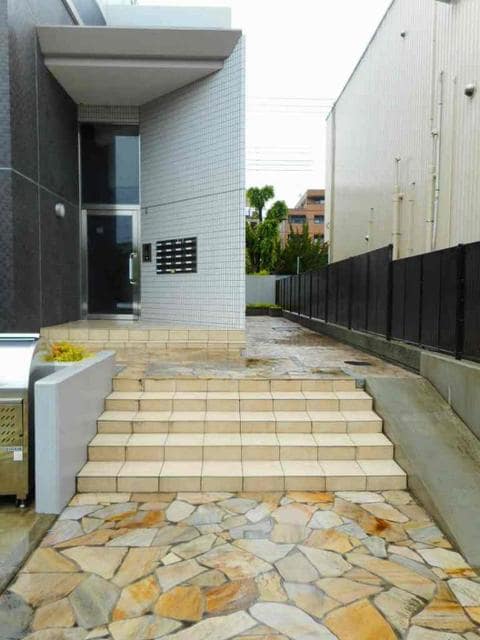 21/30 エントランス