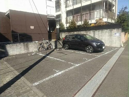 13/14 駐車場