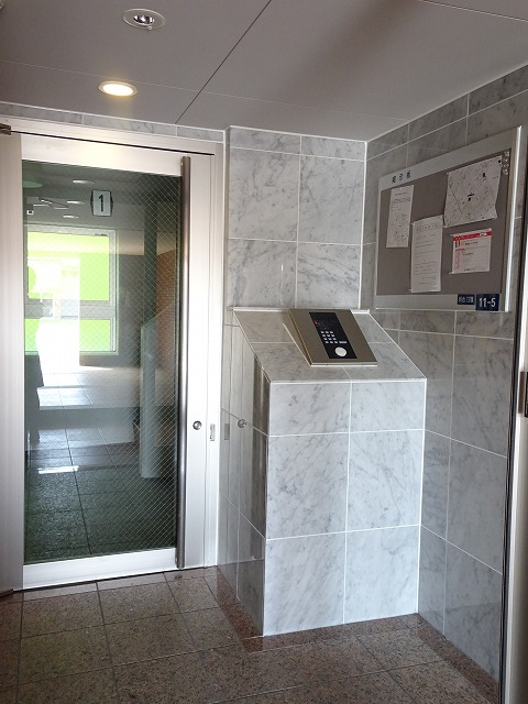 19/26 エントランス