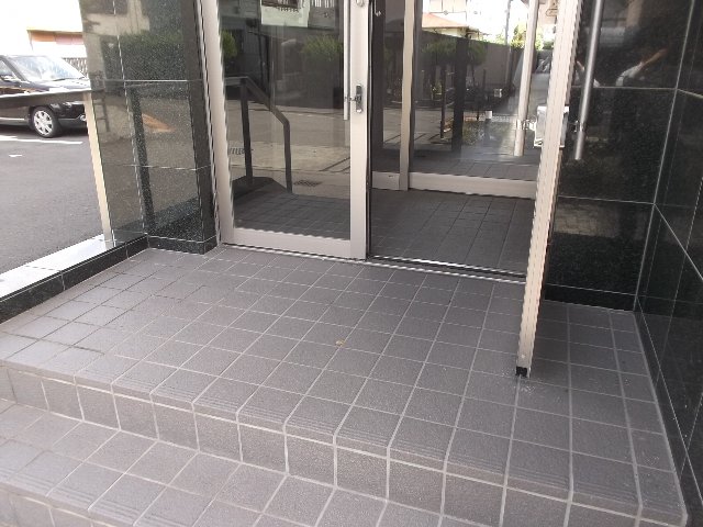 16/19 エントランス