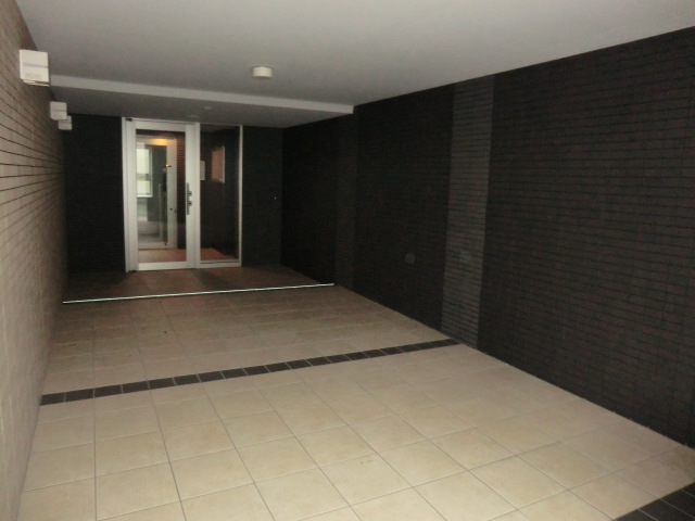 16/23 エントランス