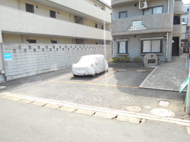 22/28 駐車場