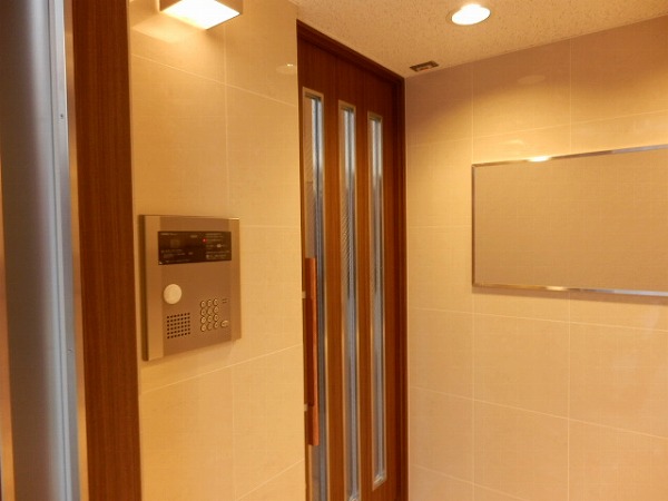 22/28 エントランス