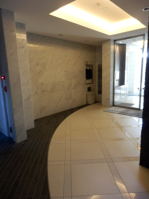 21/30 エントランス