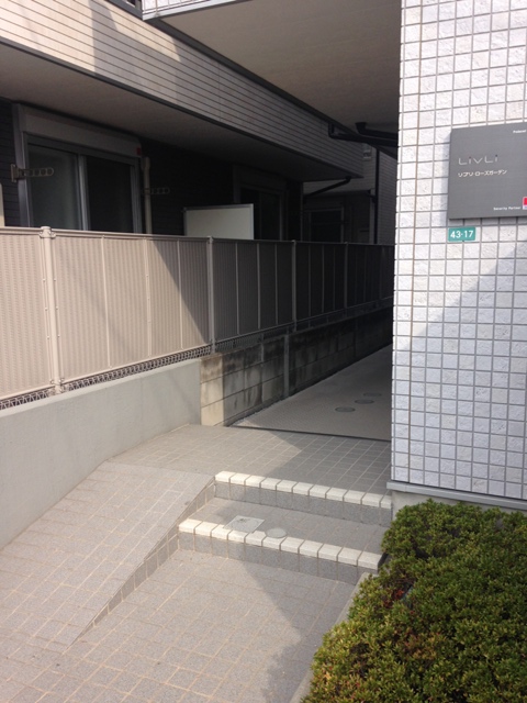 22/30 エントランス