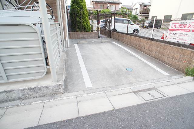 18/27 駐車場