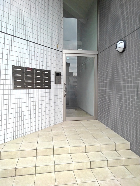 19/27 エントランス