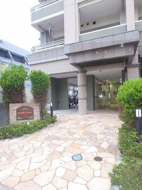 27/30 エントランス