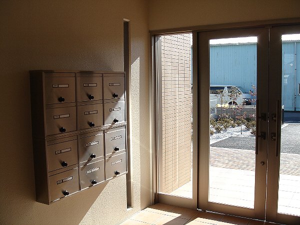 16/23 エントランス