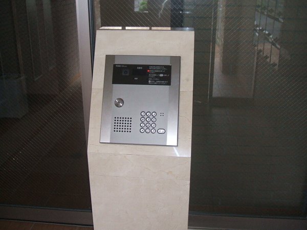 18/27 エントランス