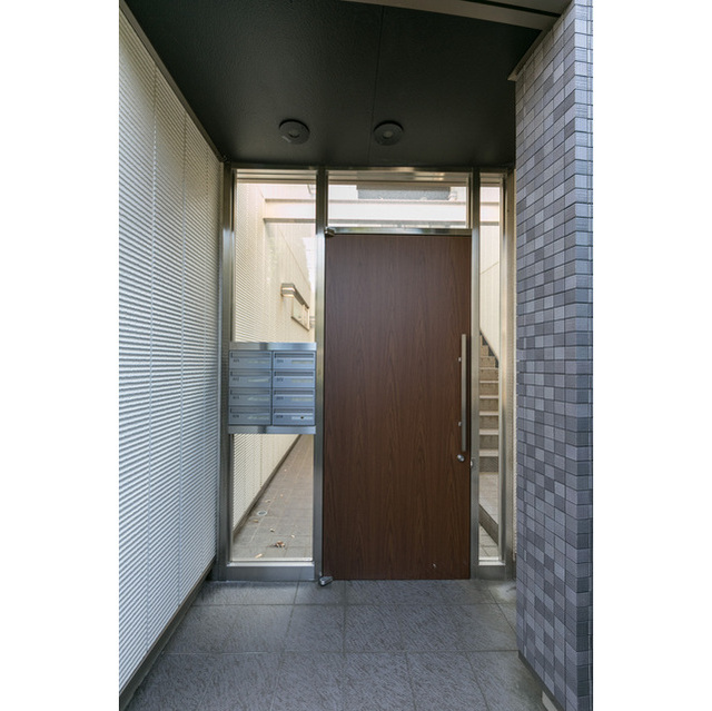 16/23 エントランス