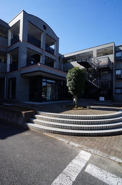 13/18 エントランス