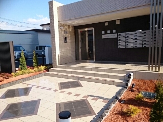 13/18 エントランス