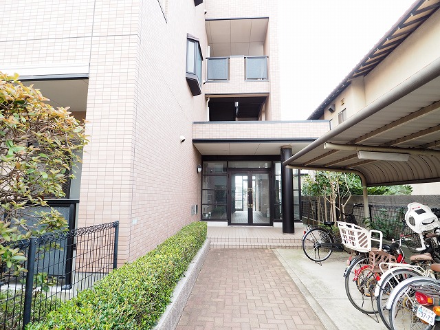 21/30 エントランス