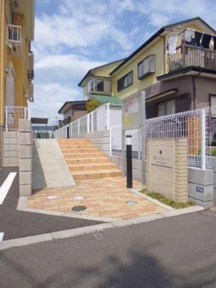 13/14 エントランス