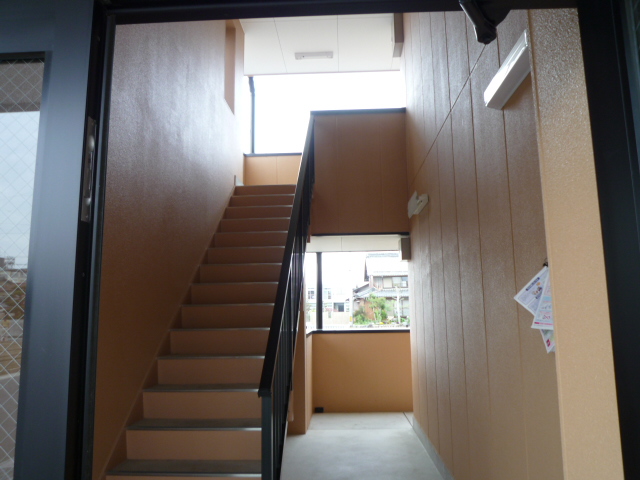 23/24 エントランス