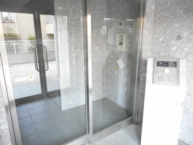 16/21 エントランス