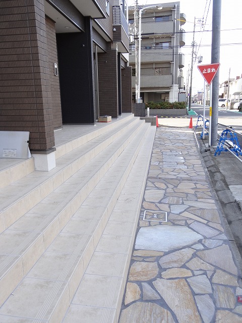 13/22 エントランス