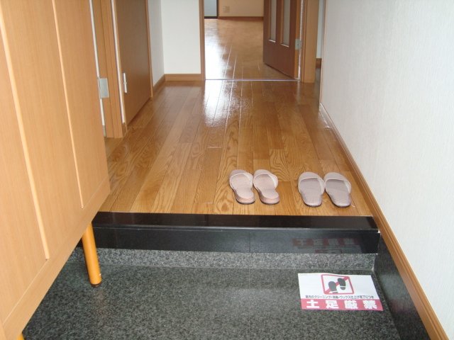 13/26 玄関