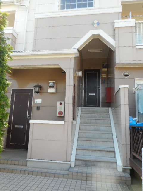 16/23 エントランス