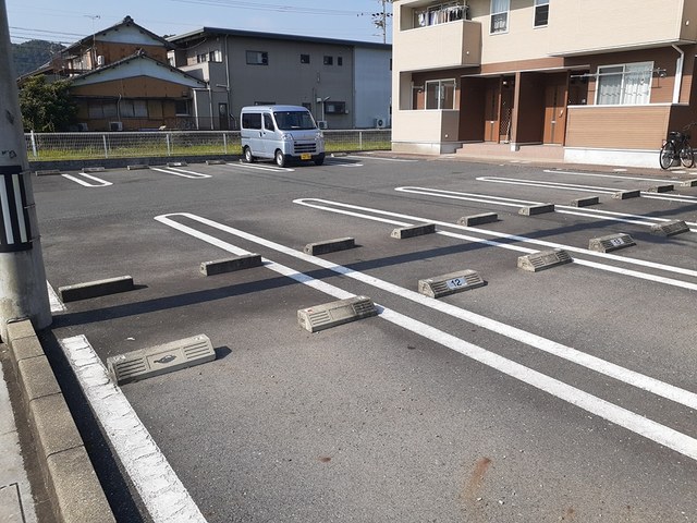 22/28 駐車場