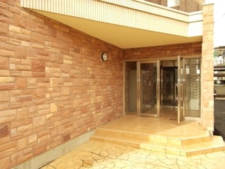 23/27 エントランス