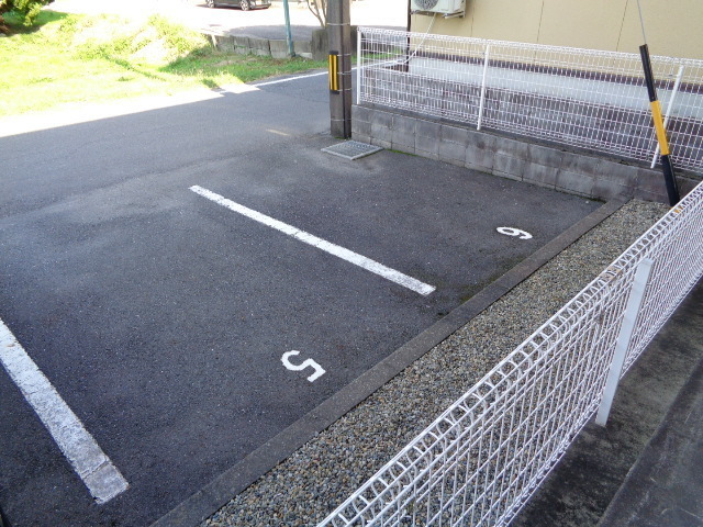21/28 駐車場